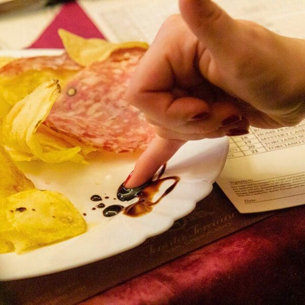 Food (Aceto balsamico, salame & chips)